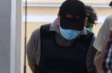 O «ψευτογιατρός» μεταφέρεται στα δικαστήρια, καθώς ξεκινά η δίκη του για τις 12 ανθρωποκτονίες ασθενών του