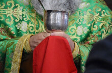 Ιερέας στη Μυτιλήνη κοινωνούσε πιστούς, ενώ ήταν θετικός στον κορωνοϊό - Πέθανε 79χρονος (ΦΩΤΟ ΑΡΧΕΙΟΥ)