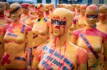 Κούκλες με μηνύματα για τη βία κατά των γυναικών και τη δικαιοσύνη