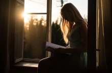 Ένα κορίτσι διαβάζει ένα βιβλίο.