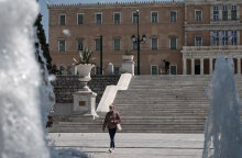Γυναίκα με μάσκα για τον κορωνοϊό στο Σύνταγμα (ΦΩΤΟ ΑΡΧΕΙΟΥ) - Κάθε χρόνο θα εμβολιάζονται οι πολίτες, είπε η Μαρία Θεοδωρίδου