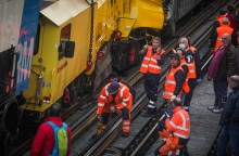 ΕΡΓΑΤΙΚΟ ΔΥΣΤΥΧΗΜΑ ΣΤΙΣ ΓΡΑΜΜΕΣ TOY ΗΣΑΠ ΑΓ.ΝΙΚΟΛΑΟΥ ΣΤΑ ΠΑΤΗΣΙΑ -ΕΝΑΣ ΝΕΚΡΟΣ ΚΑΙ ΔΥΟ ΤΡΑΥΜΑΤΙΕΣ ΕΡΓΑΖΟΜΕΝΟΙ ΣΕ ΚΑΘΑΡΙΣΜΟ ΤΗΣ ΓΡΑΜΜΗΣ (ΒΑΣΙΛΗΣ ΡΕΜΠΑΠΗΣ /EUROKINISSI)