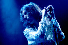 Bobby Gillespie - Στιγμιότυπο από τη συναυλία των Primal Scream στην Αθήνα τον Απρίλιο του 2004