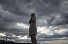 Άγαλμα με φόντο τα σύννεφα γεμάτα βροχή στο Πήλιο (ΦΩΤΟ ΑΡΧΕΙΟΥ)