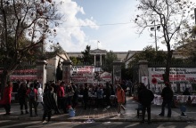 Πολυτεχνείο: Ένταση στην πύλη – Δεν άφησαν αντιπροσωπεία της Βουλής να καταθέσει στεφάνι