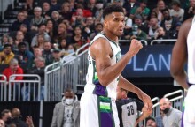 Ο Γιάννης Αντετοκούνμπο στη νίκη επί των Λέικερς