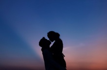 Ένα αγκαλιασμένο ζευγάρι. 