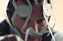 Ο Κορνήλιος Γραμμένος φορώντας μία από τις "Μάσκες" του (1997)