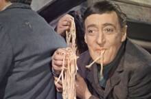 MISERIA E NOBILTA’ / ΤΟ ΦΤΩΧΟΚΟΡΙΤΣΟ ΤΗΣ ΝΑΠΟΛΗΣ