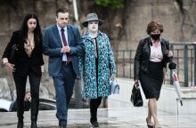 Η Ιωάννα Παλιοσπύρου δείχνει τα λιωμένα ρούχα από την ημέρα της επίθεσης με το βιτριόλι