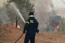 Πυροσβέστης ρίχνει νερό σε φωτιά (ΦΩΤΟ ΑΡΧΕΙΟΥ) - Λαχτάρησαν οι κάτοικοι με την πυρκαγιά στην Τήνο