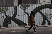 Κοπέλα με μάσκα για τον κορωνοϊό στο Μοναστηράκι (ΦΩΤΟ ΑΡΧΕΙΟΥ) - Νέα μέτρα σε ισχύ τη Δευτέρα 22 Νοεμβρίου 2021