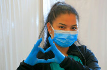 Υγειονομικός στο Βουκουρέστι όπου χορηγείται τρίτη δόση εμβολίου για τον κορωνοϊό