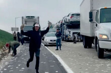 Με τα χαρτονομίσματα στο χέρι οδηγοί σε αυτοκινητόδρομο στην Καλιφόρνια των ΗΠΑ - Τα δολάρια έφυγαν από θωρακισμένο φορτηγό