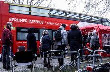 Γερμανοί περιμένουν να εμβολιαστούν για τον κορωνοϊό έξω από ειδικά διαμορφωμένο λεωφορείο στο Βερολίνο - Χιλιάδες τα νέα κρούσματα Covid-19 καθημερινά