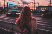 Η πλάτη ενός κοριτσιού.