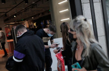 Νέα μέτρα - Υπάλληλος στο λιανεμπόριο στην Ερμού ελέγχει το πιστοποιητικό εμβολιασμού ή νόσησης και το αν υπάρχει αρνητικό rapid test ή μοριακό PCR για κορωνοϊό