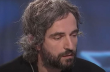 Ο Άρης Σερβετάλης και ο ρινόκερος στο δωμάτιο