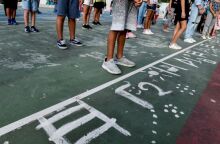 Κορονοϊός – Νέα έρευνα ανατρέπει όσα πιστεύαμε: «Η απόσταση των δύο μέτρων είναι λίγο πολύ αυθαίρετη»