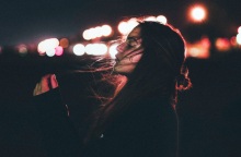 Ένα κορίτσι ποζάρει. 