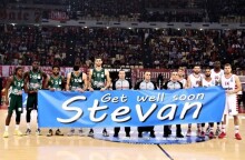 Οι παίκτες του Ολυμπιακού και του Παναθηναϊκού στο πλευρό του Γέλοβατς