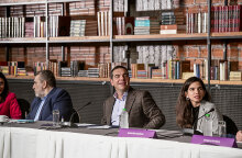 Ο Αλέξης Τσίπρας παρουσιάζει τους συμβούλους του που απαρτίζουν το νέο think tank