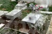 Παράνομο νεκροταφείο με δεκάδες τάφους παιδιών σε αυλή σπιτιού ιερέα στα Καλύβια