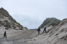 Αστυνομικοί επιθεωρούν την παραλία 