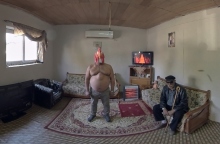 Στιγμιότυπο από το VR360 φιλμ "Στον δρόμο για τον Κολωνό" της Λουκίας Αλαβάνου που θα παρουσιαστεί στην 59η Μπιενάλε της Βενετίας