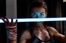 Γυναίκα με αθλητικά ρούχα κρατάει μια λάμπα led