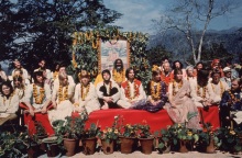 Οι Beatles και οι σύζυγοί τους στην Ινδία με τον Maharishi Mahesh Yogi