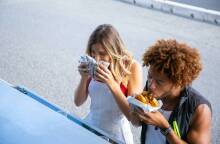 Ζευγάρι τρώει junk food από καντίνα στον δρόμο