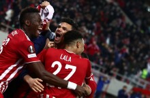 Οι παίκτες του Ολυμπιακού μετά τη νίκη επί της Φενέρμπαχτσε