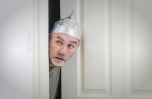 Γιατί οι θεωρίες συνωμοσίας απευθύνονται στο συναίσθημα