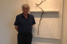 O καλλιτέχνης Τζουζέπε Πενόνε στην έκθεσή του στην Gagosian Athens