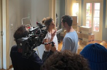 Άνδρας και γυναίκα περιστοιχισμένοι από κινηματογραφικό συνεργείο