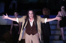 Ο Αιμιλιανός Σταματάκης είναι ο αντικαταστάτης του Άρη Σερβετάλη στην παράσταση «Ρινόκερος»