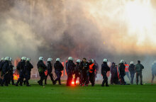 Στο ντέρμπι ΠΑΟΚ - Άρης σημειώθηκαν επεισόδια, με τους οπαδούς να εισβάλλουν στην Τούμπα