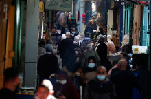 Πολίτες σε αγορά στην παλιά πόλη της Ιερουσαλήμ - Συναγερμός στο Ισραήλ για τη μετάλλαξη Όμικρον