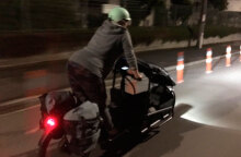 Στη Νέα Ζηλανδία η έγκυος βουλευτής Τζούλι Αν Τζέντερ πήγε με ποδήλατο στο μαιευτήριο για να γεννήσει