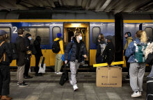 Επιβάτες σε αποβάθρα τρένου στην Ουτρέχτη - Η μετάλλαξη Όμικρον εντοπίστηκε στην Ολλανδία (ΦΩΤΟ ΑΡΧΕΙΟΥ)