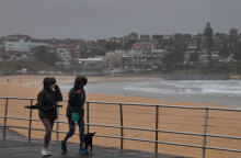 Κοπέλες με μάσκα για τον κορωνοϊό στο Σίδνεϊ - Κρούσματα από τη μετάλλαξη Όμικρον εντοπίστηκαν στην Αυστραλία
