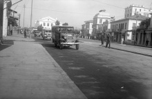 Λεωφορεία στην οδό Δημητριάδος, περίοδος Μεσοπολέμου, Βόλος (αρχείο Ζημέρη, ΔΗ.Κ.Ι) 