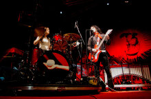 Στιγμιότυπο από τη συναυλία των White Stripes στην Αθήνα, τον Ιούλιο του 2005