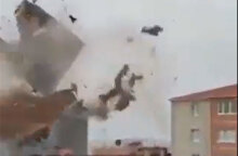 Ανεμοστρόβιλος στην Κωνσταντινούπολη διαλύει στέγη σε κτίριο