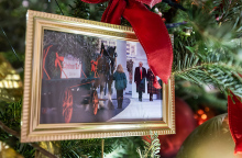 Στο χριστουγεννιάτικο δέντρο των Μπάιντεν, μια φωτογραφία ... των Τραμπ