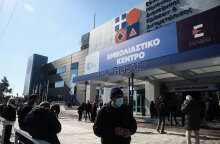 Κορωνοϊός: Πολίτες έξω από το mega εμβολιαστικό κέντρο «Προμηθέας» στο Μαρούσι