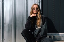 Ένα κορίτσι ποζάρει