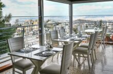 Μπαλκόνι στις Κυκλάδες: ολόφρεσκο ψάρι με θέα όλη την πόλη