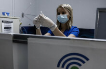 Υγειονομικός ετοιμάζει εμβόλιο για κορωνοϊό (ΦΩΤΟ ΑΡΧΕΙΟΥ) - Αυξήθηκαν τα ραντεβού για εμβολιασμό με πρώτη δόση σε άτομα 60 ετών και άνω μετά τα νέα μέτρα